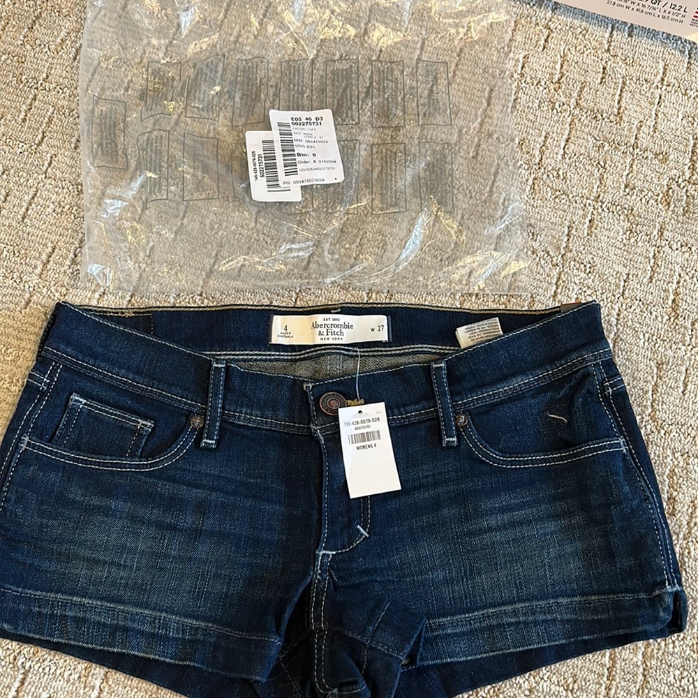 Brand new with tags Abercrombie short shorts . Sz 4 (27)